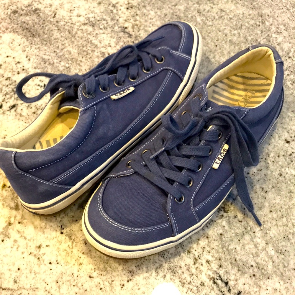 Womens Taos moc star sz 7.5 shoes, like new!